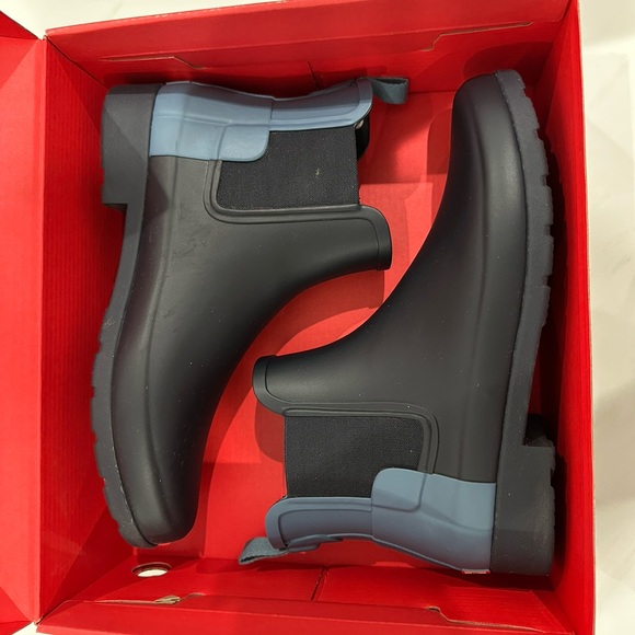 Lightly used Hunter Chelsea Rain boots - Picture 4 of 4